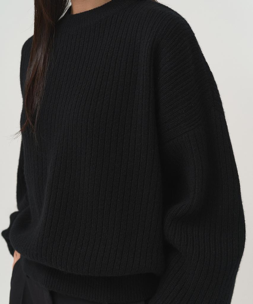 Leopeusaideuhwaiteulabel Classic Crewneck Knit Black