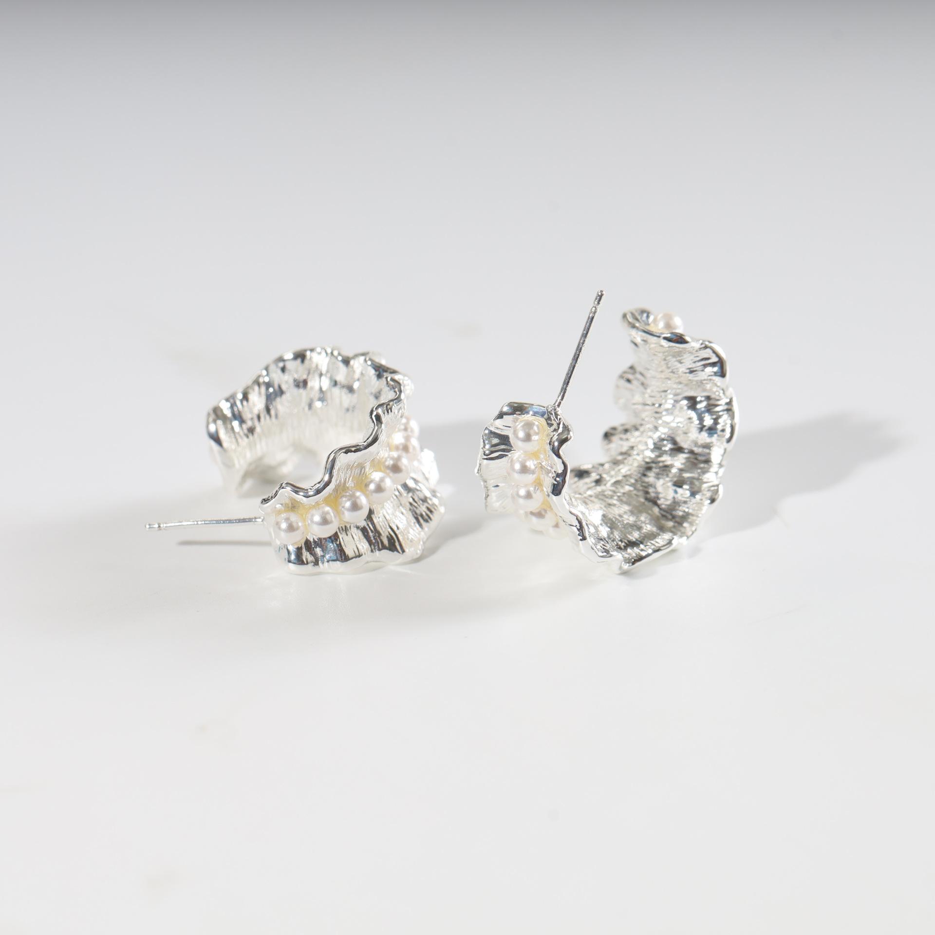 

C-shaped skirt pleated pearl stud earrings original design light luxury high-end niche design earrings old money wind earrings
