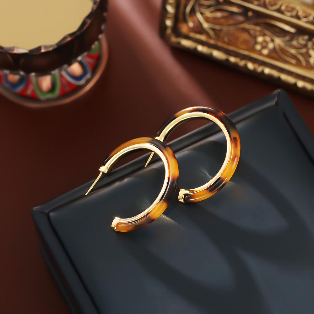 Zhao Lusi Xu Yan Maelard Caramel C-Shaped Minimalist Fashion Earrings