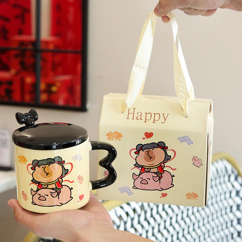 Kreativ och intressant Nezha-mugg med lock och sked med högt värde Hushållskoppar Söta keramiska koppar Vattenkopp Presentförpackningsset