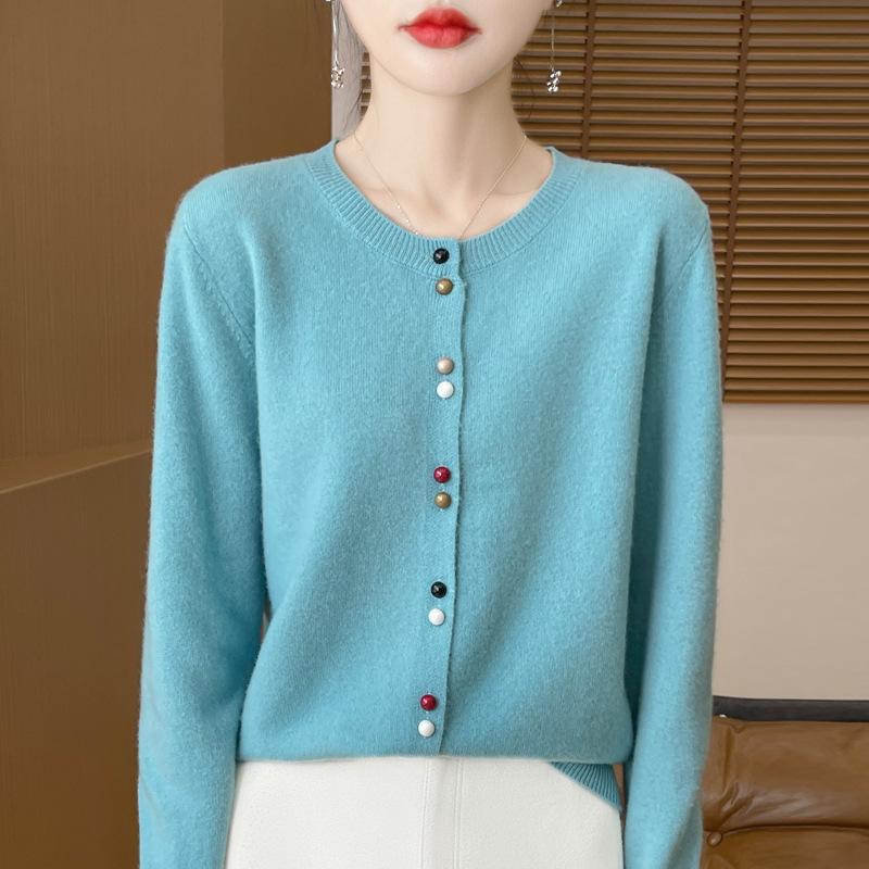 

Wholesale Korean Color Button Cropped Round Neck Sweater Women Spring Autumn Versatile Knit L озеро синього кольору