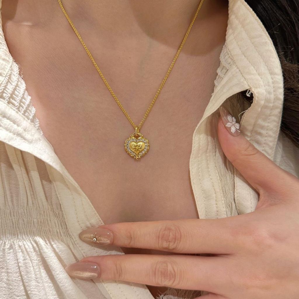 Creative and Dreamy Palace Style Brushed Inlay Diamonds Heart-shaped Pendant Necklace Light Luxury Collar Chain Wedding