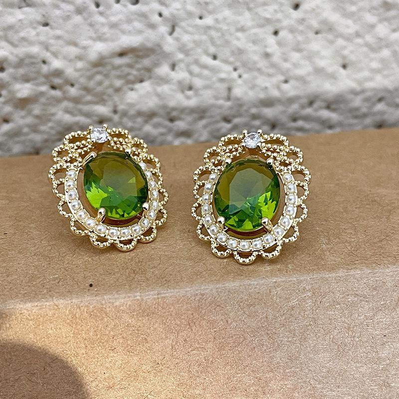 

Elegant Olive Green Zircon Crystal Necklace: Retro Shine & Luxury Design for Women