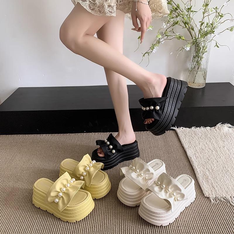 Xiaoxiangfeng Pearl Women's Summer Fashion 2025 New Niche Slippers Thick-bottomed One-word Clothes Soft-bottomed Comfortable Sandals