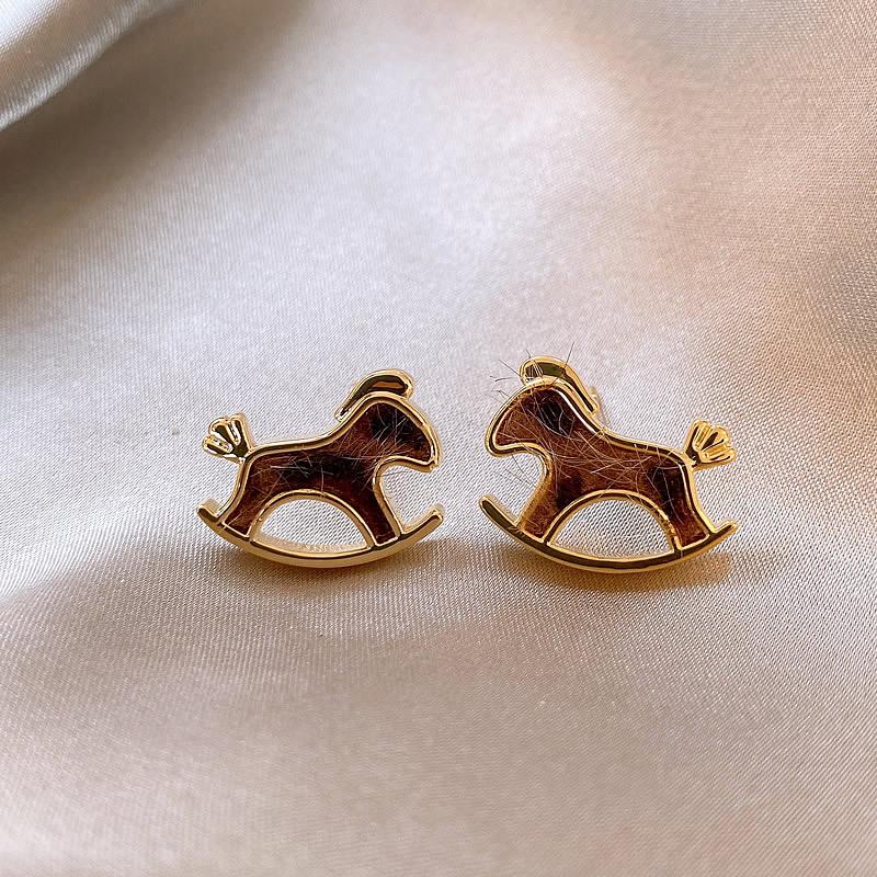 

Maillard Silver Needle Horse Pendant Earrings - Retro, Simple, Versatile Studs with High-End Niche Style