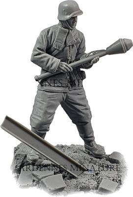 Ardennes Miniatures WWII German Soldier In Winter Gear Holding a Panzerfaust Resin Kit AR35108 1/35 (People)