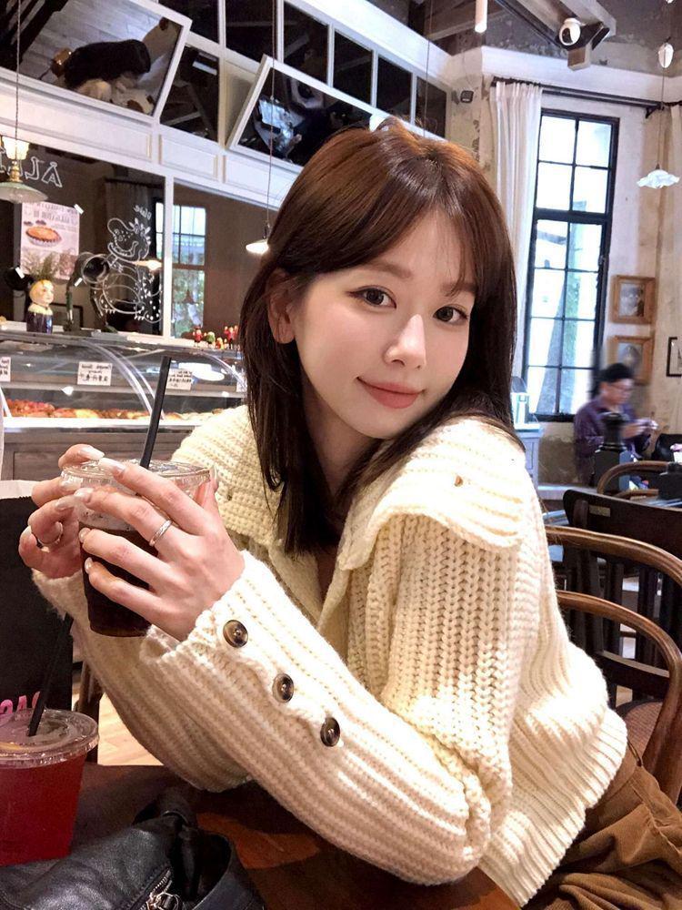 Korean Style Lapel Knit Cardigan: Women's Loose, Age-Reducing Sweater for Autumn and Winter