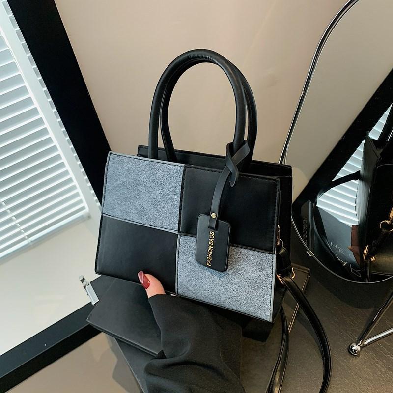 

Splicing trendy texture fashion bag women s 2025 autumn and winter new small square bag casual single shoulder oblique span women s bag чорний