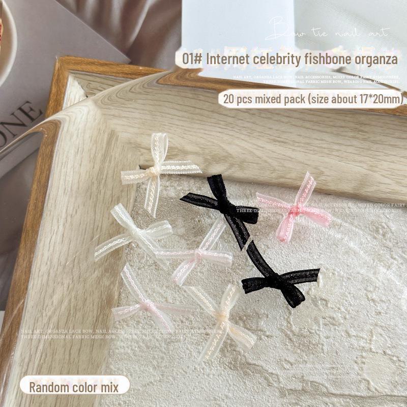 

Нейл-арт с бантом из шелковой органзы и кружевной лентой с бриллиантовыми акцентами