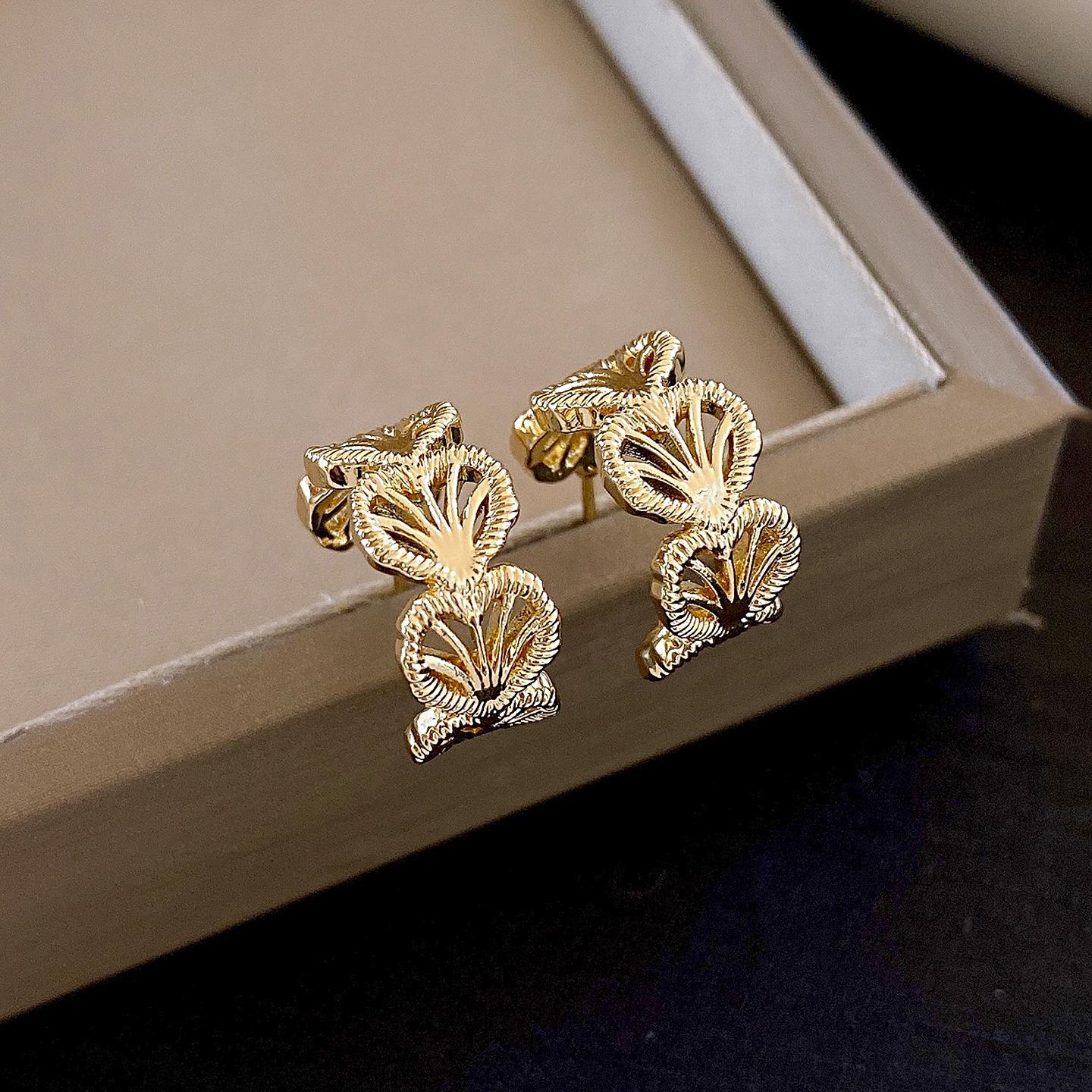Love hollow C-shaped earrings stud earrings temperament earrings design sense niche