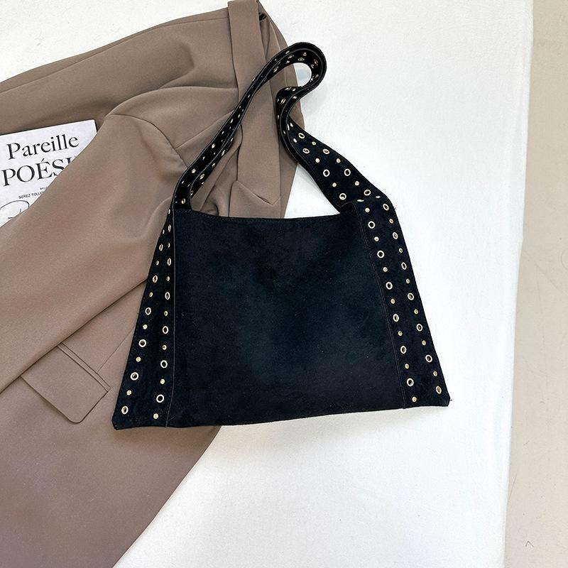 

Retro Rivet Handheld Women s Bag 2025 Autumn New Fashion Trend Shoulder Bag Sweet Cool Wind Underarm Small Square Bag чёрный