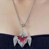 Gotischer Punk Herz Anhänger mit Fledermaus und Engelsflügel Design