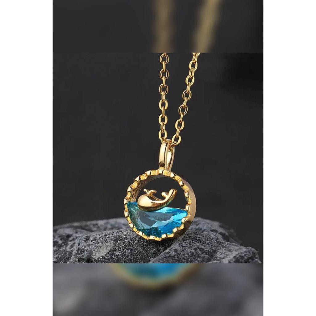 Anlauffarbene Halskette aus Stahl mit Walfisch-Motiv, Fisch schwimmt im blauen Wasser, Modell silberfarbene Halskette aus Stahl