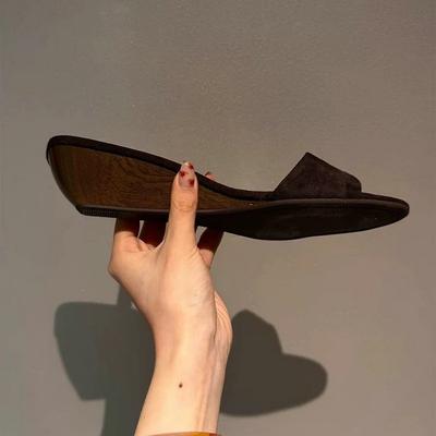 Modische Sommer-Einriemen-Slipper für den Strandurlaub. Frauen, die Hausschuhe über Flip-Flops tragen