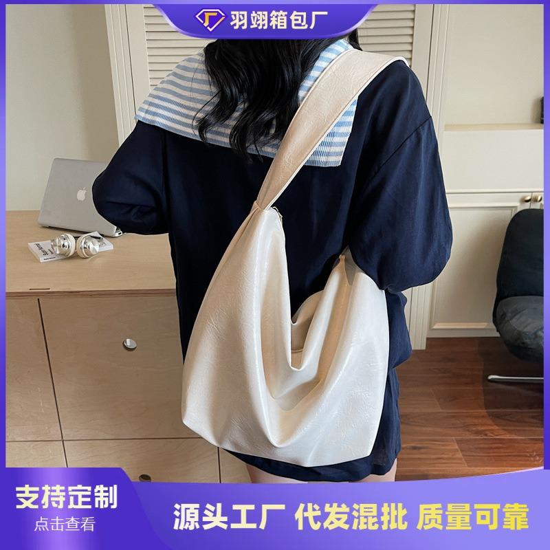 High-end Big Bag Women's New Fashion Versatile Shoulder Bag Large Capacity Commuter Messenger Dumpling Bag