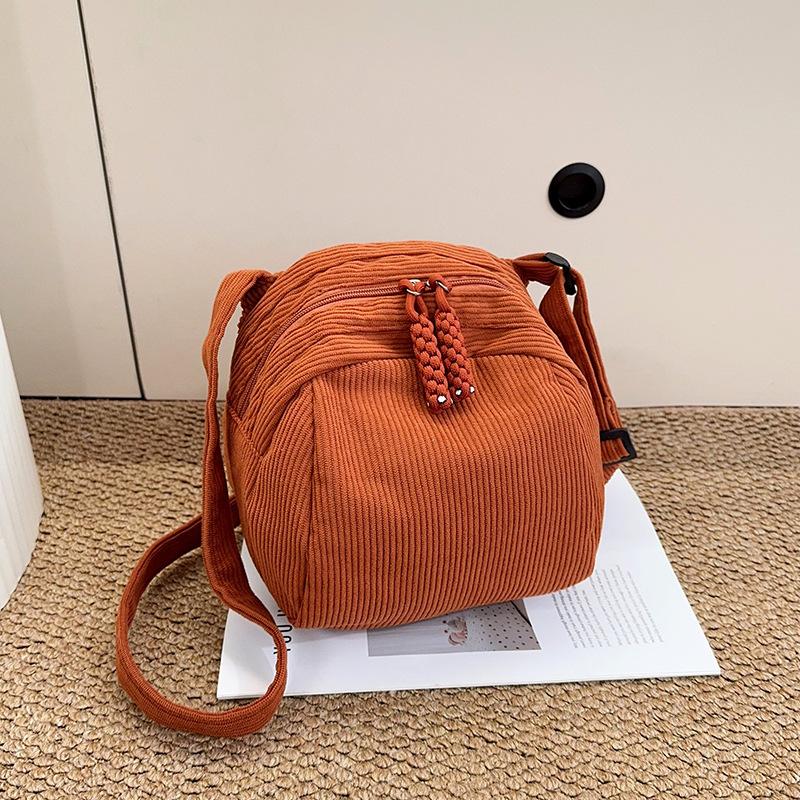 

New autumn and winter mail carrier bag women s velvet versatile simple shell bag new trendy solid color shoulder messenger bag women коричневый