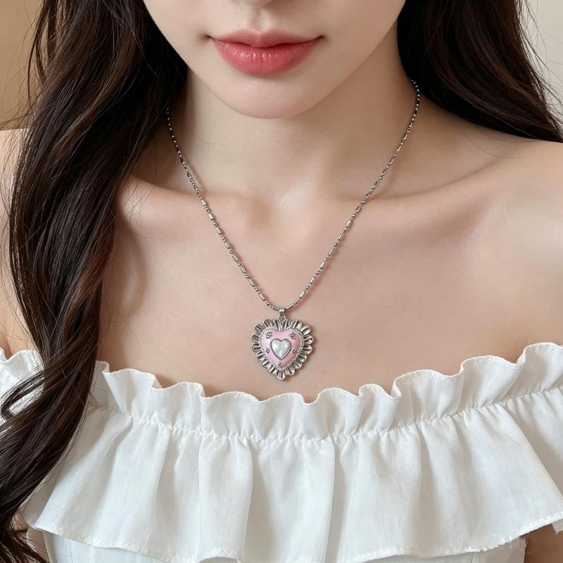 Elegant Heart Pendant Necklace - High-End, Versatile Clavicle Chain for Women
