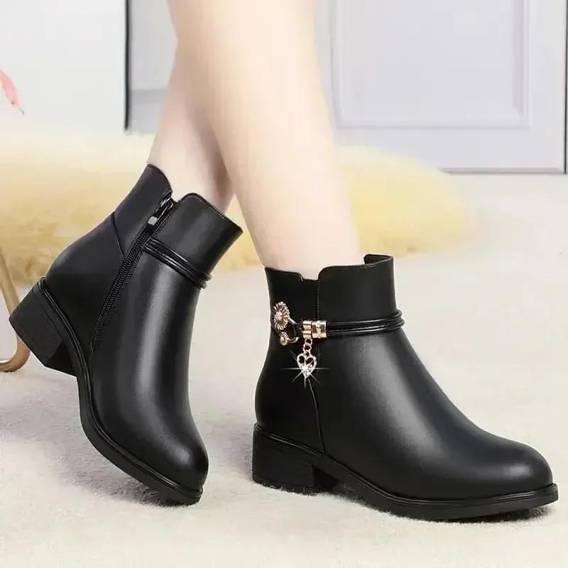 Fashion Winter Boots Women's Waterproof Warm Leather Mother Cotton Boots Fashion Black Mid Heel Plush Snow Boots Soft Sole Short Boot