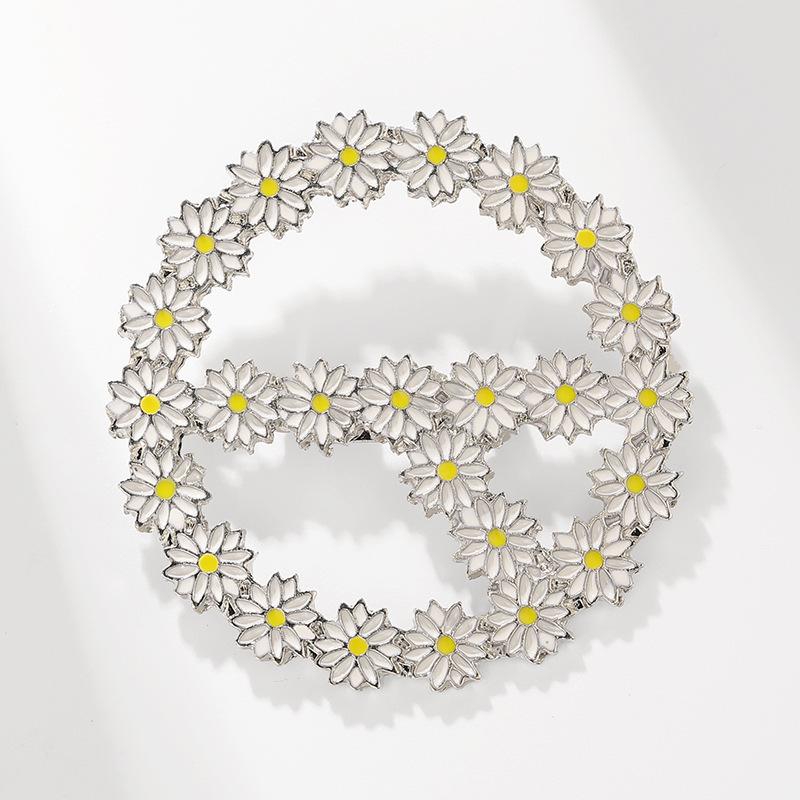 Elegant Japanese Daisy Brooch - High-End Pin for Women s Cardigans
