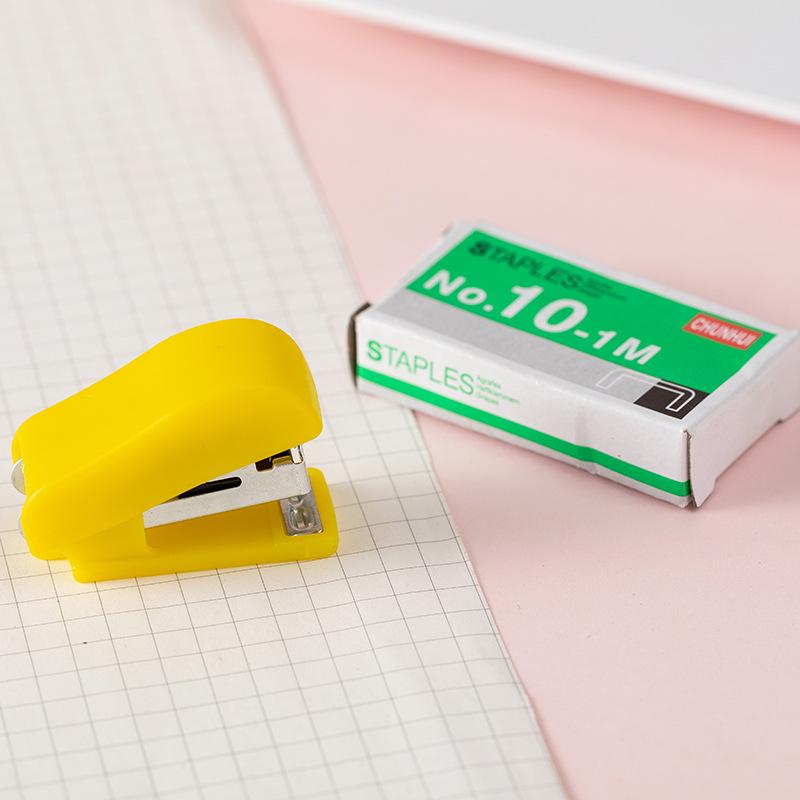 Graffettatrice Compatta per Studenti: Creativo, Risparmio di manodopera, Dimensioni ridotte per rilegare fogli di test e cancelleria.