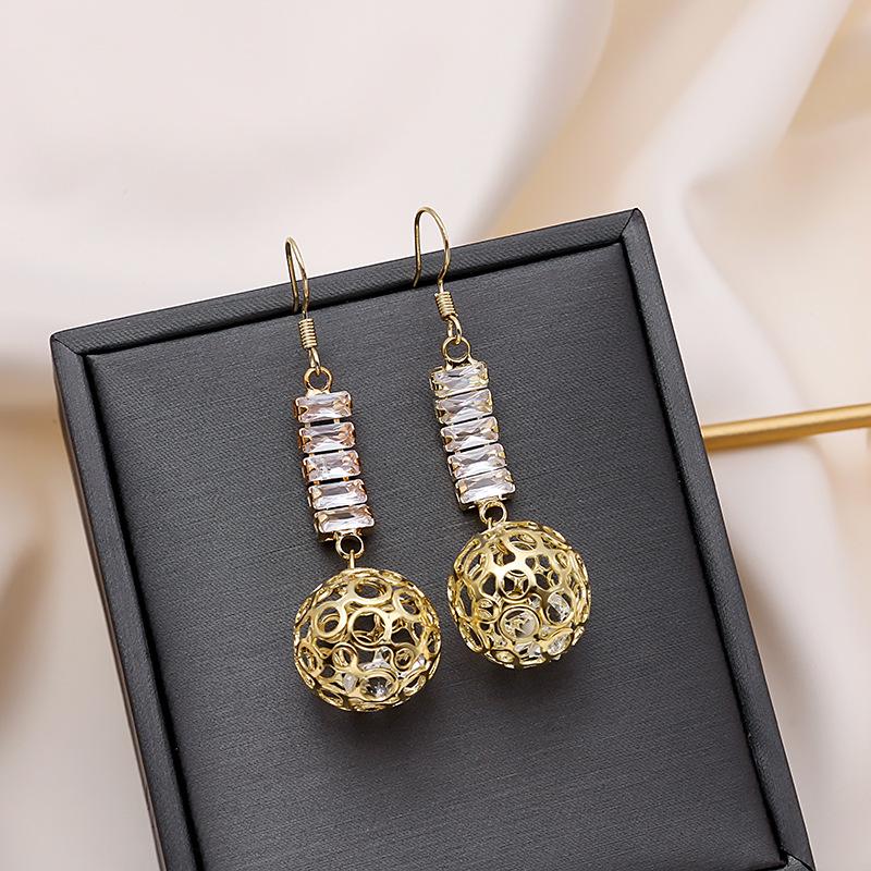 

Korean Silver Needle Crystal Filigree Ball Earrings