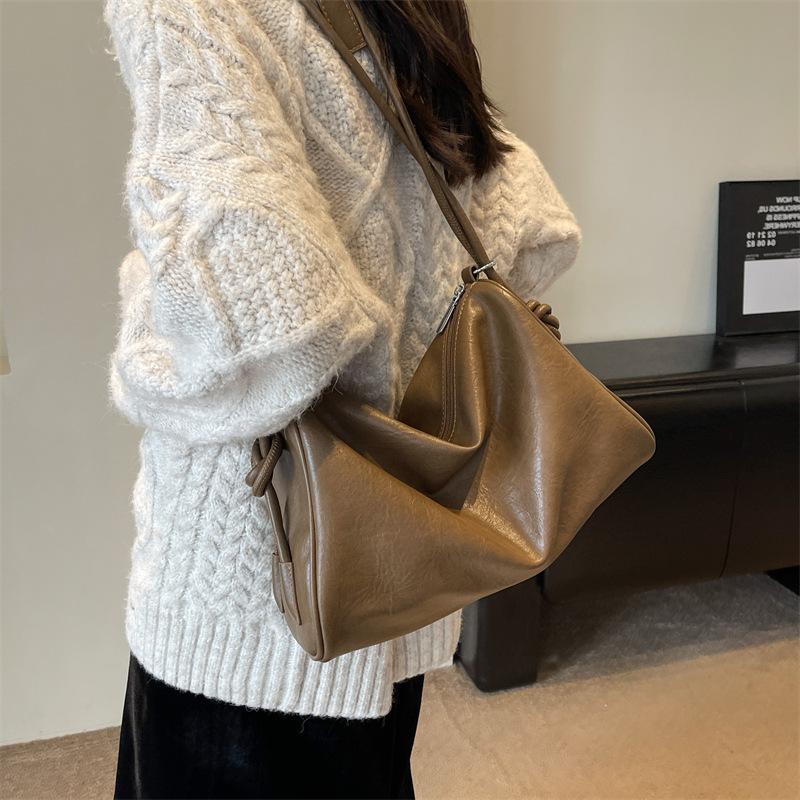 Vintage Large Capacity Pillow Shoulder Crossbody Bag Women 2026 Fashi Textured Commuter Versatile Handbag