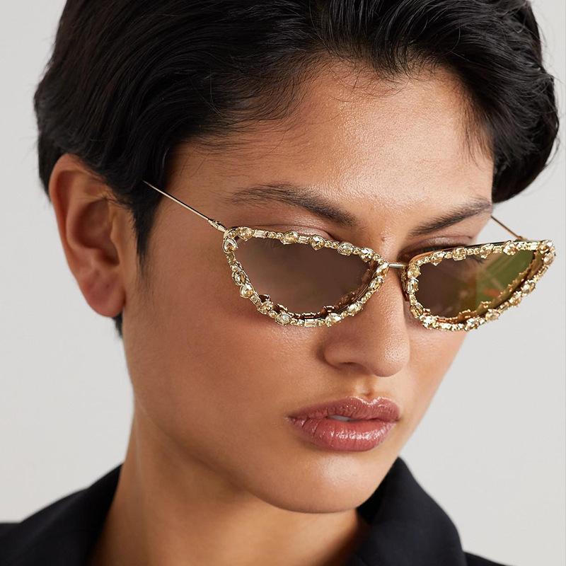 Retro Europäische & Amerikanische Katzenaugen-Strass-Sonnenbrille mit Diamant-Metalldetail