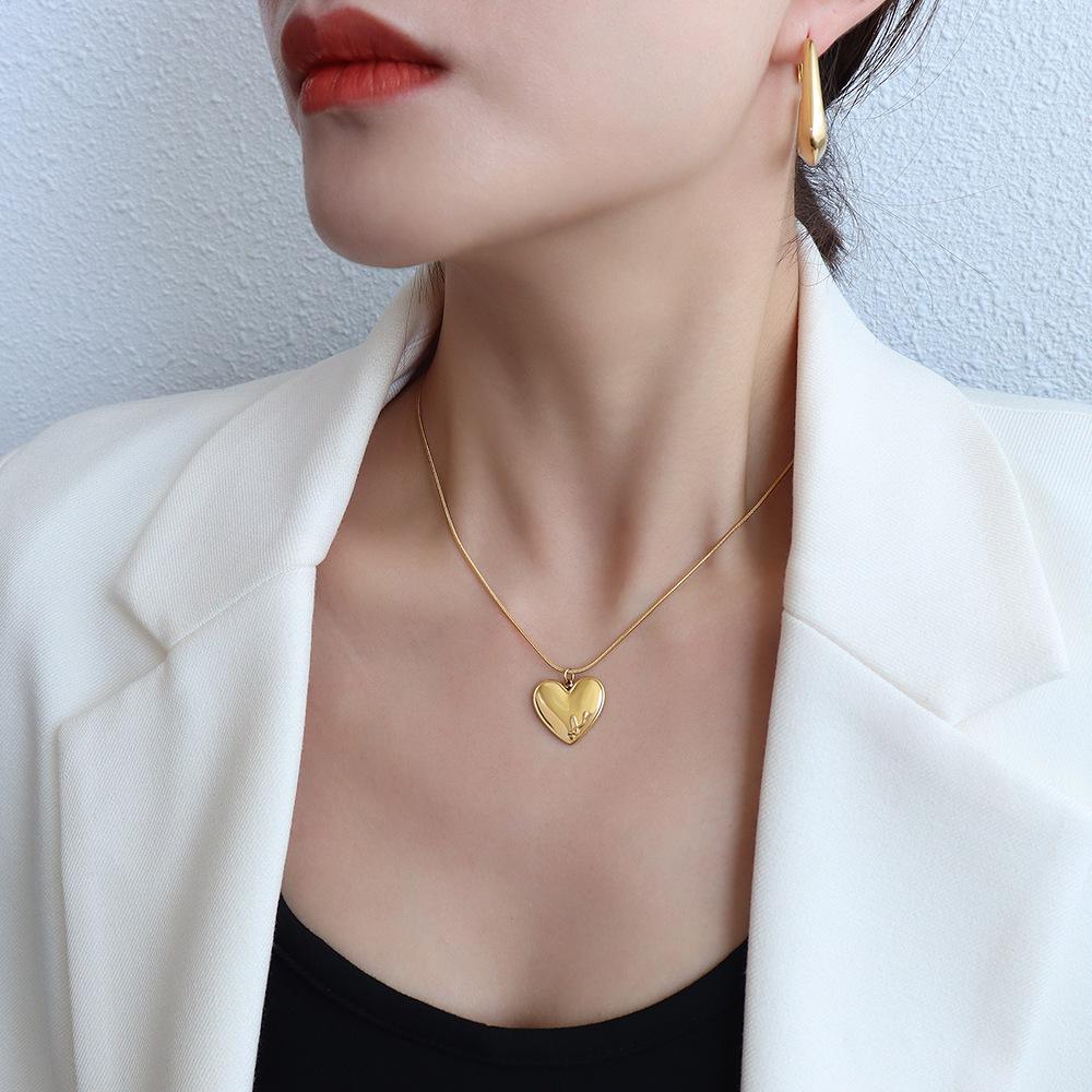 French-Style Peach Love Heart Pendant Necklace, 18K Gold Titanium Steel Clavicle Chain