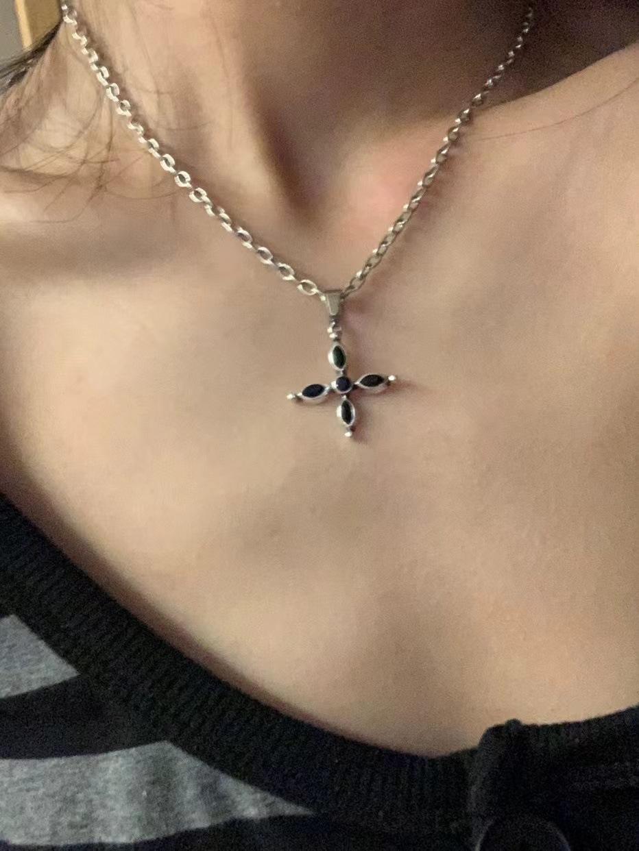 Light luxury niche cross love pendant necklace simple fashion niche high-end collarbone chain jewelry accessories women