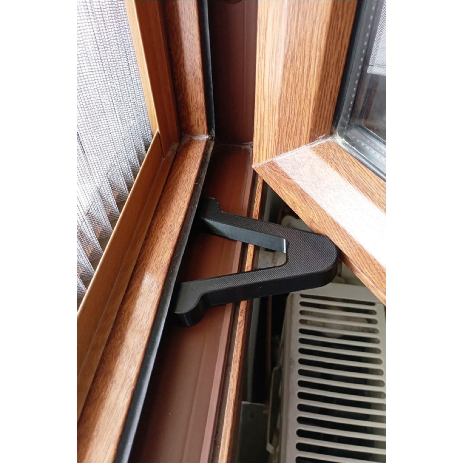 

Устройство для запирания оконного стекла для предотвращения закрытия пластика окна