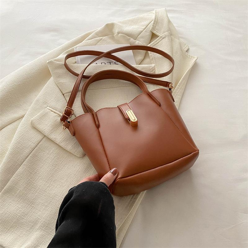 

Портативная сумка-ведро в иностранном стиле 2025 новая универсальная наплечная сумка-мессенджер женская сумка на четыре сезона коричневый