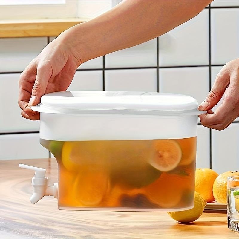 Velkokapacitní dávkovač nápojů do lednice s vodní tryskou - průhledný PP, nepropustný, ideální na limonádu, čaj a ovocné nápoje, snadné nalévání vody