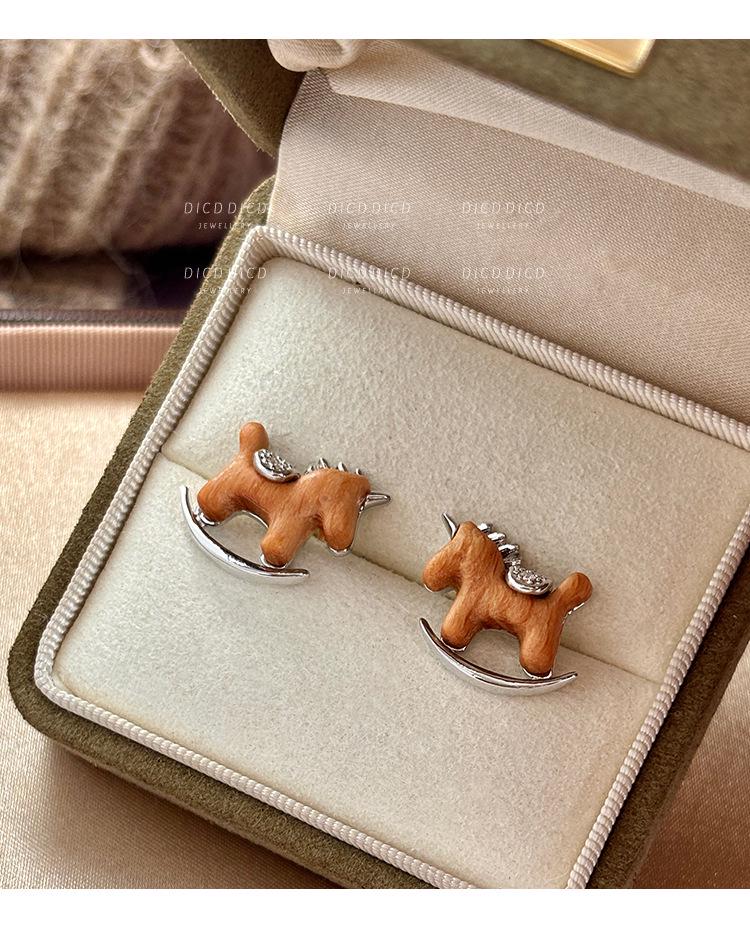 Silver Needle Resin Horse Pendant Earrings: Korean Style, Simple, Versatile High-Class Stud Earrings for Women.