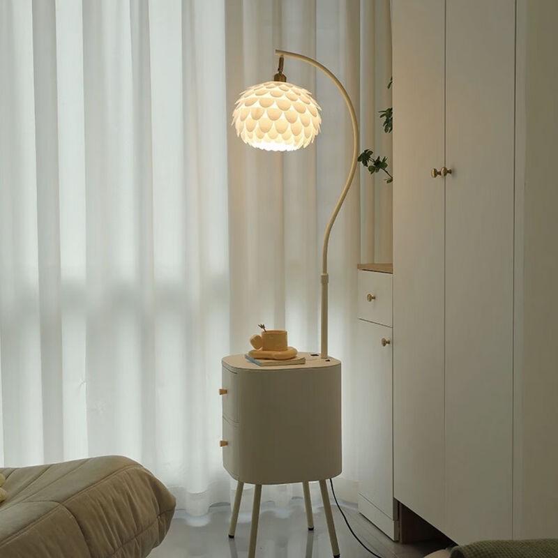 

Светодиодная напольная лампа кремового цвета