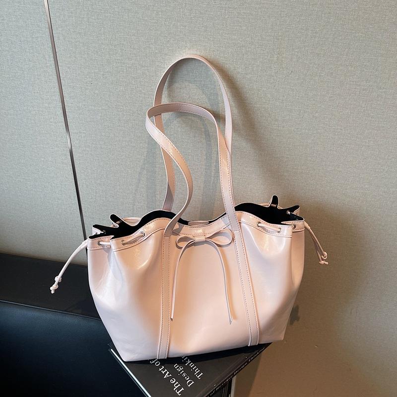 

Сумка подмышку женская 2025 новая нишевый дизайн ощущение высокого класса мода для поездок на работу сумка на плечо большая вместимость тоут женская сумка 33*14*27