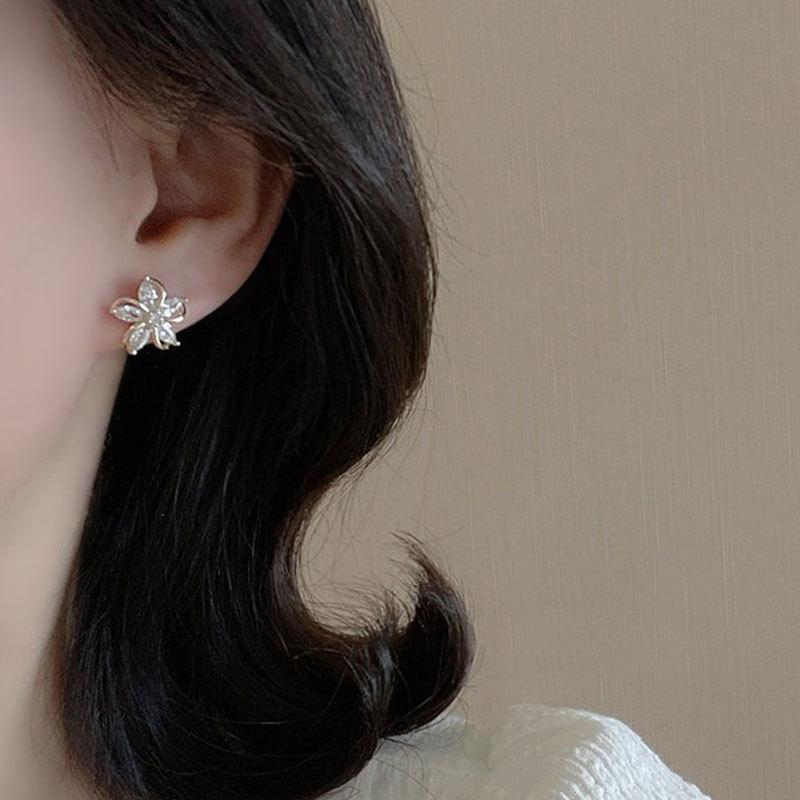 Flower Earrings Temperament, Five-petal Flower Gentle Style Flower Earrings Small Earrings Gentle and High-end Sense