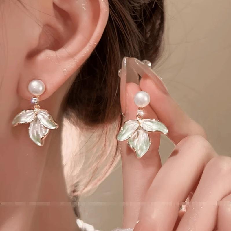 Silver needle flash zircon earrings, women's exquisite temperament stud earrings, spring and summer earrings.