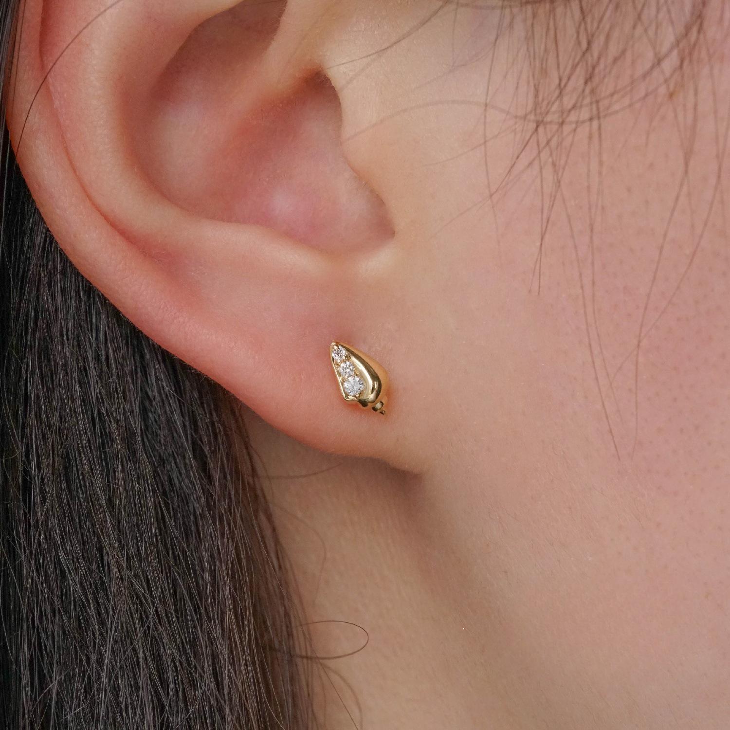 Voice of the Sea: 18K Gold-Plated S925 Sterling Silver Seashell Stud Earrings with Zircon 18K Gold Pair (Includes Ear Plugs)