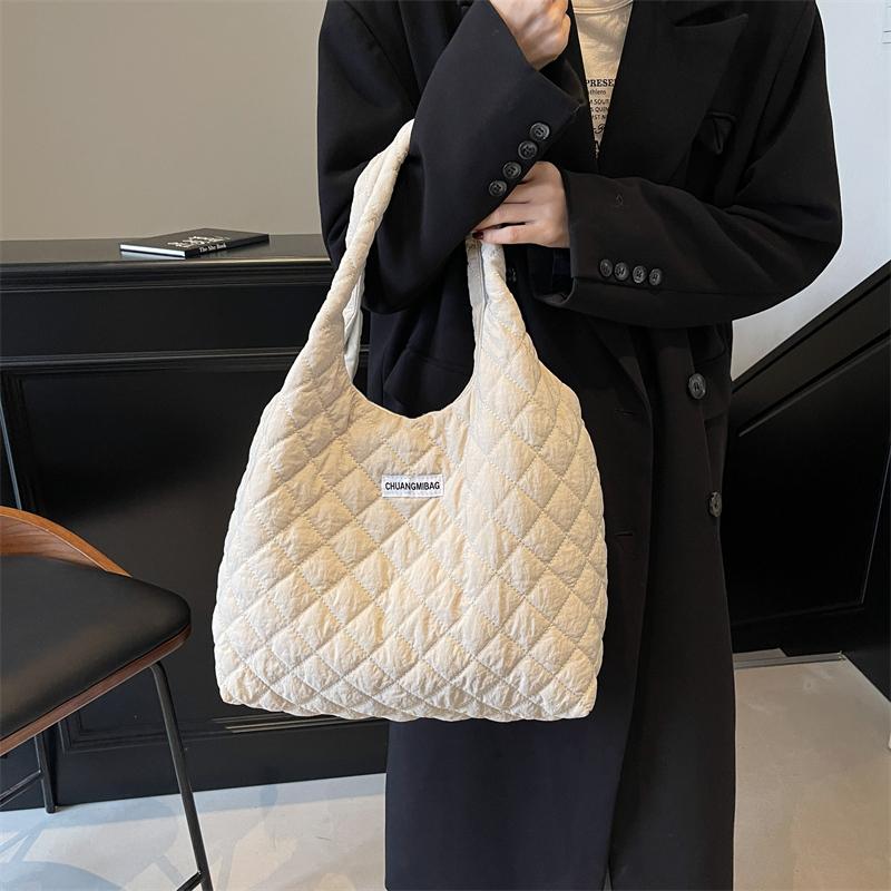 Однотонная сумка через плечо для женщин — фото 3