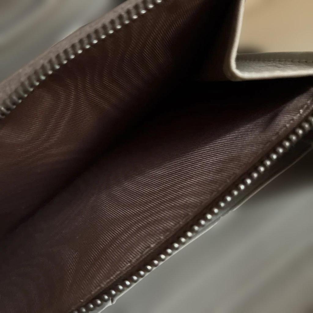 Used Beautiful condition Bottega Veneta long wallet, round zipper