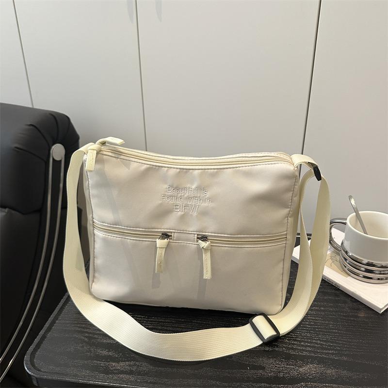 Summer new casual solid color simple and versatile large-capacity shoulder messenger bag, student class commuting tote bag