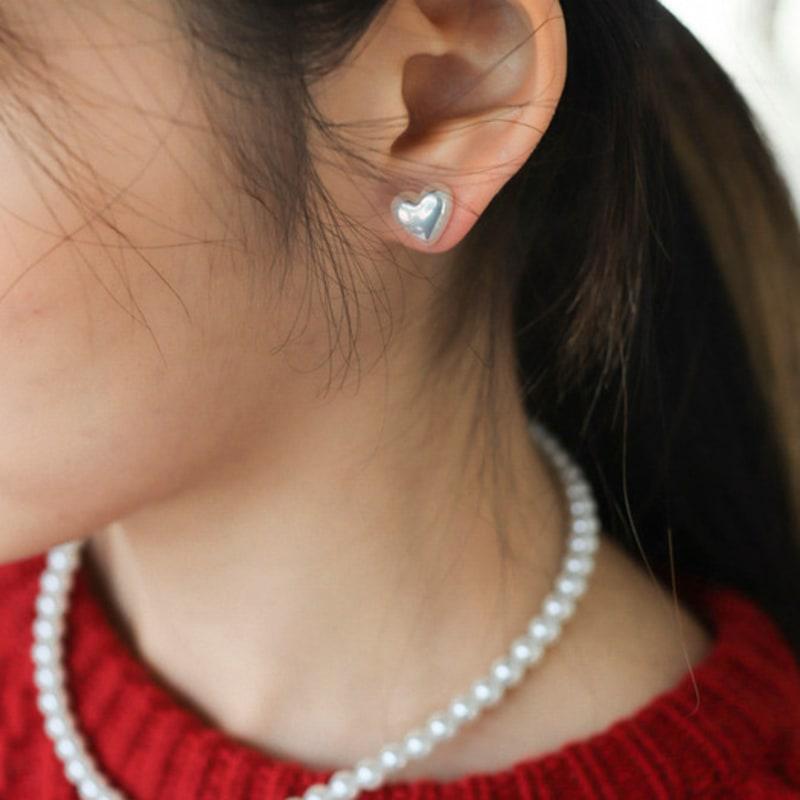 modernlike 14k aurora heart pearl earrings