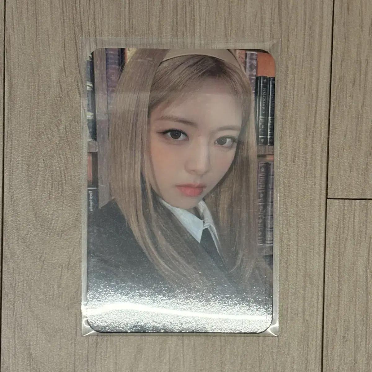 

Ugei Itzy Юна 2023 Приветствие к сезону Jyp Shop Jypshop Невыпущенная фотокарточка Фотокарточка