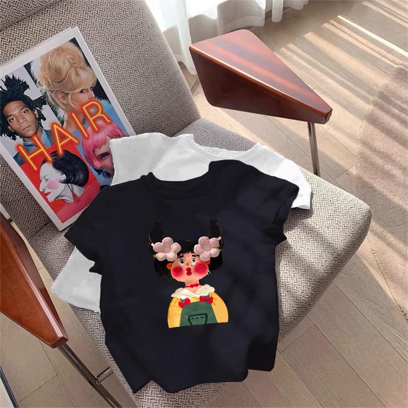 

Розово-красная мультяшная женская футболка с коротким рукавом - Лето 2024, трендовый прямой плечевой шов, облегающий крой Medium