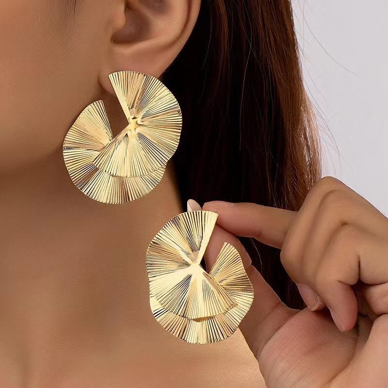 New irregular twisted crow s feet exaggerated personality petal stud earrings flow earrings