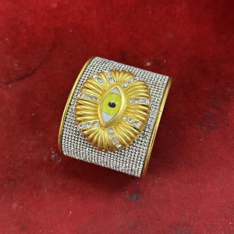 Французский ретро дизайн тяжелой промышленности Чувство дизайна Глаза хризантемы Полностью бриллиантовый Широкая версия Браслет Модная атмосфера Браслет для показа мод