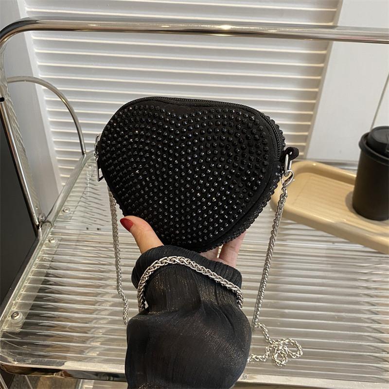Fashionable Heart Design Shoulder Bag For Women With Chic Chain Detail In Versatile Black Or Silver Color
