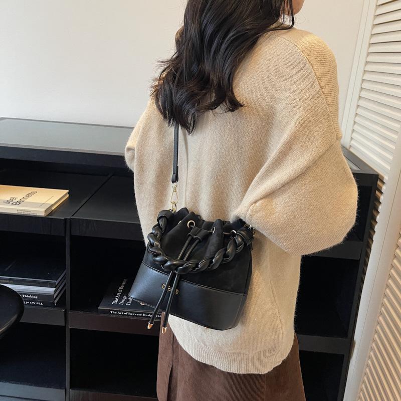 Go Out Hand Bag Women's 2025 New Autumn and Winter Niche Light Luxury Commuting Shoulder Bag Crossbody Bucket Bag