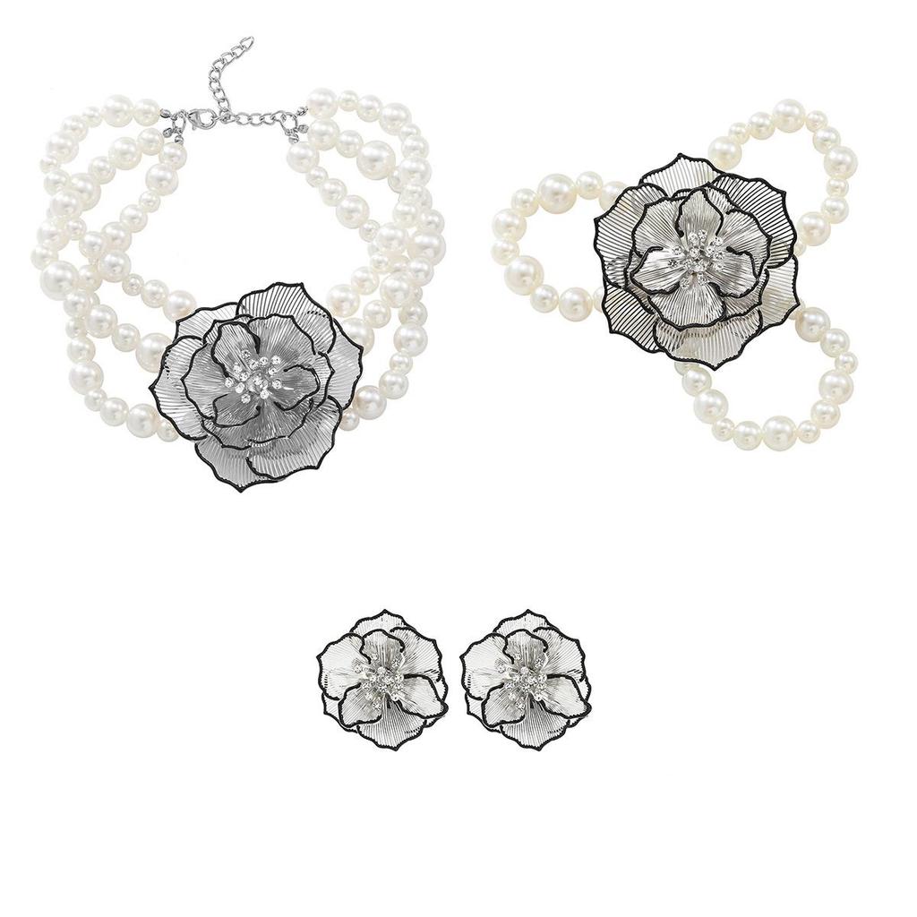 Set de bijuterii retro cu colier, brățară și cercei din perle și camelie pentru femei
