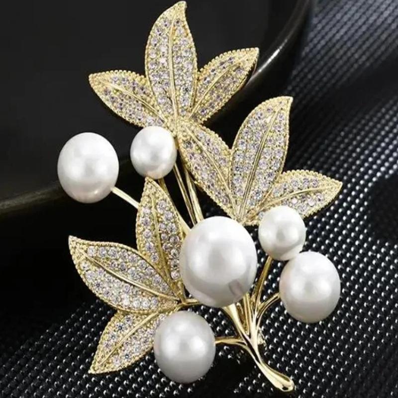 Fashion Pearl Maple Leaf Rhinestone Brooches For Women Elegant Metal Fixed Clothing Pins Daily Jewelry Accessories
